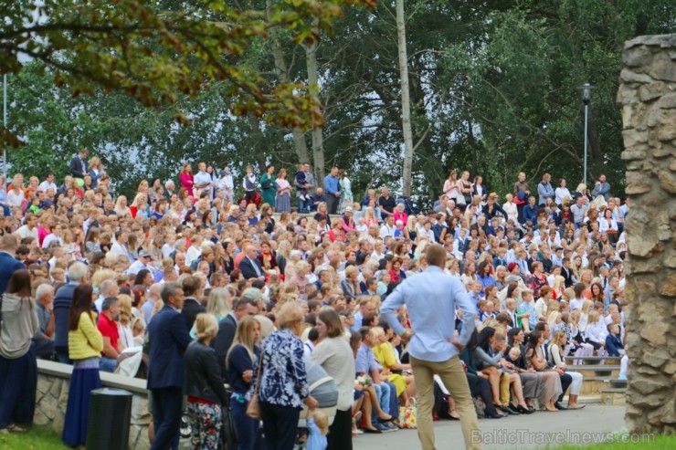 Ikšķiles vidusskolā ienāk 1.septembra svinības gandrīz ar 1000 skolēniem 205894
