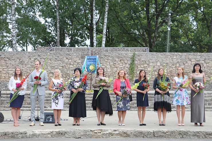 Ikšķiles vidusskolā ienāk 1.septembra svinības gandrīz ar 1000 skolēniem 205896