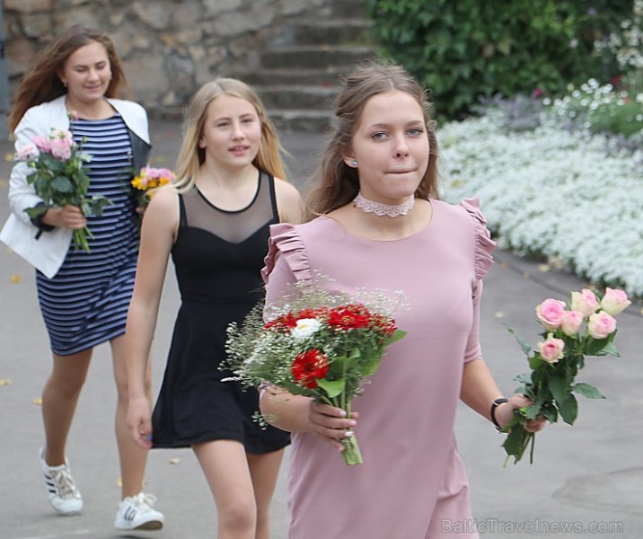 Ikšķiles vidusskolā ienāk 1.septembra svinības gandrīz ar 1000 skolēniem 205899