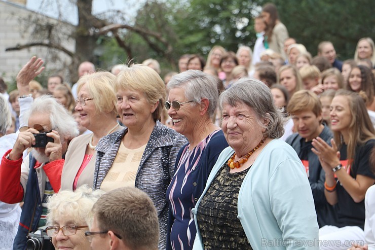 Ikšķiles vidusskolā ienāk 1.septembra svinības gandrīz ar 1000 skolēniem 205900