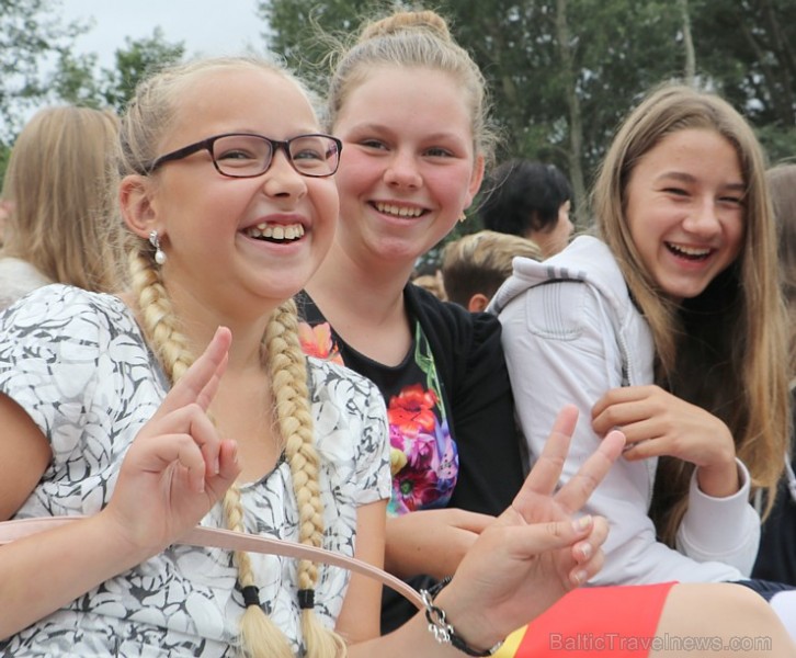 Ikšķiles vidusskolā ienāk 1.septembra svinības gandrīz ar 1000 skolēniem 205903