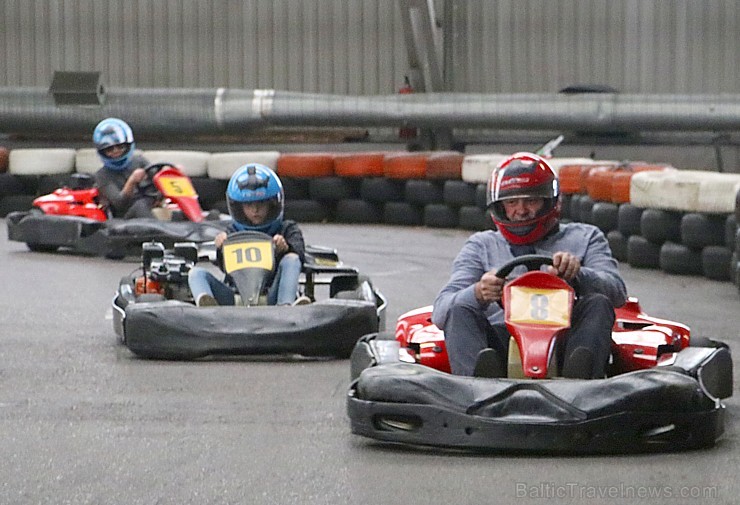 Travelnews.lv kartingu hallē «Ātruma cilts» izbauda ātrumu un sānslīdi 205989