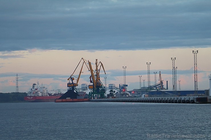 Travelnews.lv ar jahtu «Raido» izbrauc pa Daugavu naksnīgā Rīgas jūras līcī 207363