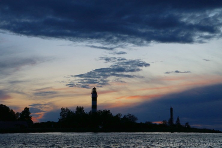 Travelnews.lv ar jahtu «Raido» izbrauc pa Daugavu naksnīgā Rīgas jūras līcī 207373