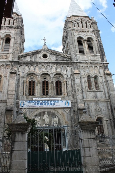 Akmens pilsēta (Stone Town). Lai gan Zanzibārā dominējošā reliģija ir islams, pilsētā atrodas viena katoļu un viena anglikāņu baznīca. Akmens pilsēta (Stone Town). Lai gan Zanzibārā dominējošā reliģija ir islams, pilsētā atrodas viena katoļu un viena anglikāņu baznīca. 207421