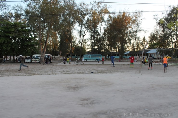Nungwi ciems un, protams, futbols. 207466