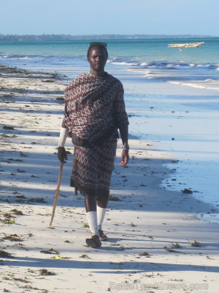 Apsargu lomā - masaju cilts pārtāvji no Tanzānijas, kas izceļas uz vietējo fona ar saviem tradicionālajiem tērpiem un garo augumu. Vietējie ne īpaši m Apsargu lomā - masaju cilts pārtāvji no Tanzānijas, kas izceļas uz vietējo fona ar saviem tradicionālajiem tērpiem un garo augumu. Vietējie ne īpaši m 207478