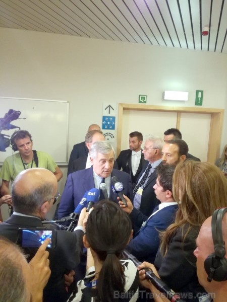 Pilsētā arī ļoti aktīvi darbojas žurnālisti un politiķiem (šajā gadījumā Eiropas Parlamenta prezidentam Antonio Tajani) dzīve nemaz tik viegla nav - i Pilsētā arī ļoti aktīvi darbojas žurnālisti un politiķiem (šajā gadījumā Eiropas Parlamenta prezidentam Antonio Tajani) dzīve nemaz tik viegla nav - i 208059
