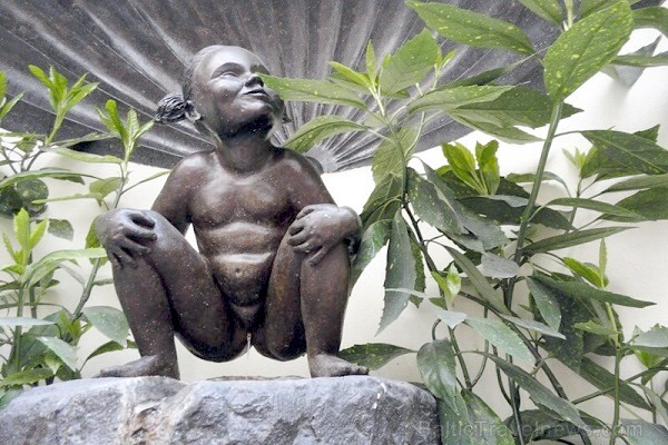 Statuju gan bieži sargā vārtiņi ar priekškaramo atslēgu, jo tā patiešām atrodas nostāk no cilvēku acīm - ja neviena apkārt nav, vandāļi varētu uzdarbo Statuju gan bieži sargā vārtiņi ar priekškaramo atslēgu, jo tā patiešām atrodas nostāk no cilvēku acīm - ja neviena apkārt nav, vandāļi varētu uzdarbo 208088