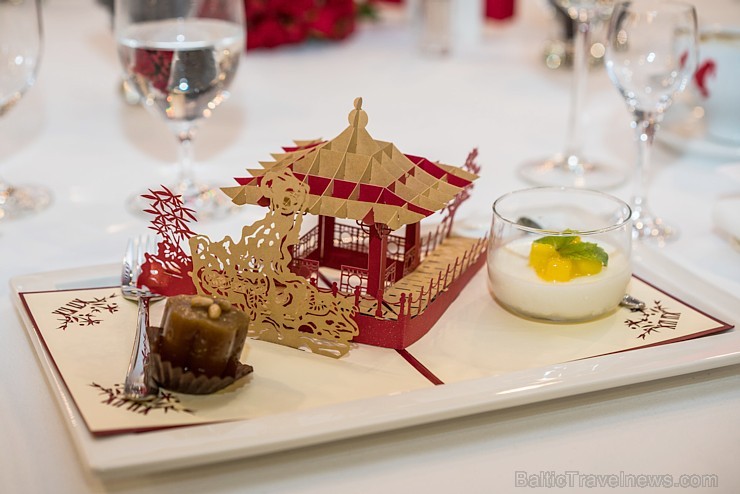 Četru zvaigžņu viesnīca «Riga Islande Hotel» gardēžiem organizē «Ķīnas virtuves festivālu». Foto: Raimonds Volonts Četru zvaigžņu viesnīca «Riga Islande Hotel» gardēžiem organizē «Ķīnas virtuves festivālu». Foto: Raimonds Volonts 208506
