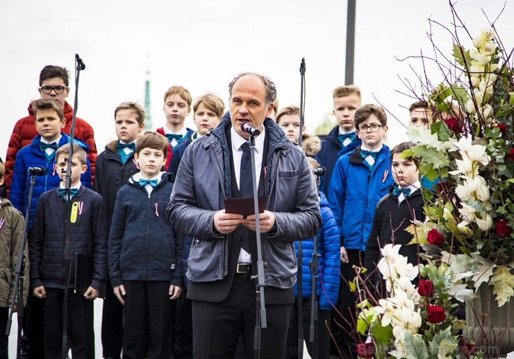 Rīgā atklāts valsts simtgadei veltītais monumentālais Latvijas karoga masts. 209121