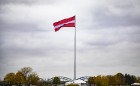Rīgā atklāts valsts simtgadei veltītais monumentālais Latvijas karoga masts. 