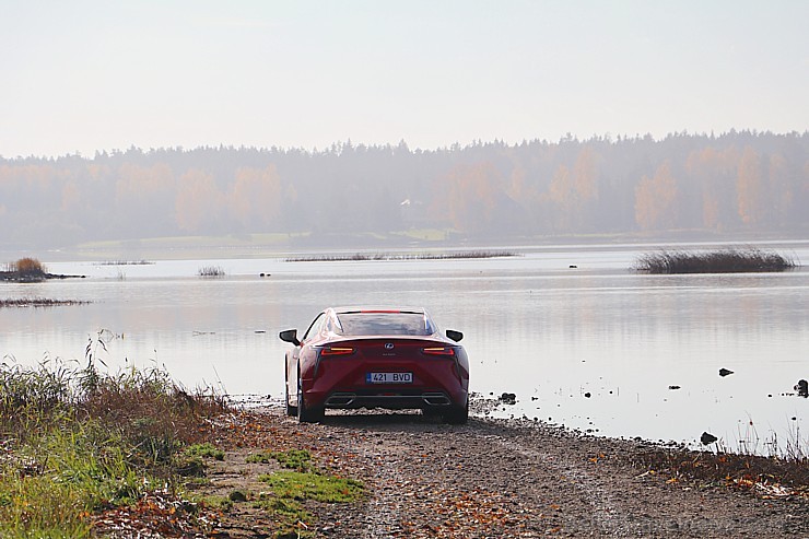 Travelnews.lv apceļo Latvijas zelta rudeni ar sportisko un futūristisko vāģi «Lexus LC 500» 209398