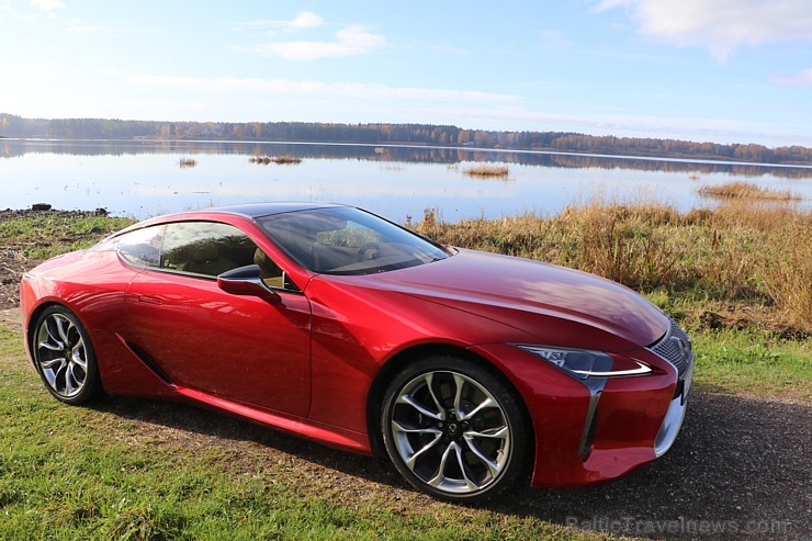 Travelnews.lv apceļo Latvijas zelta rudeni ar sportisko un futūristisko vāģi «Lexus LC 500» 209399