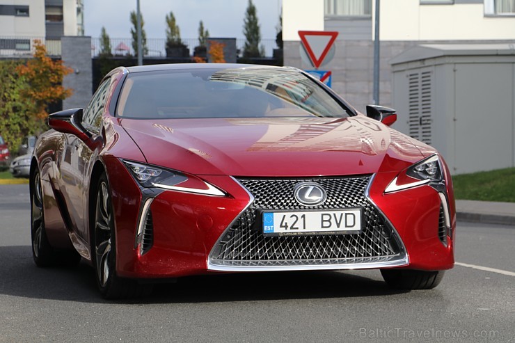 Travelnews.lv apceļo Latvijas zelta rudeni ar sportisko un futūristisko vāģi «Lexus LC 500» 209400