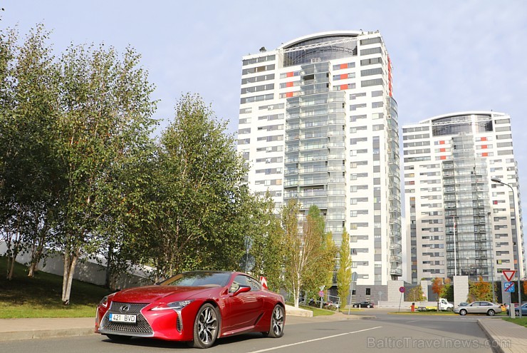 Travelnews.lv apceļo Latvijas zelta rudeni ar sportisko un futūristisko vāģi «Lexus LC 500» 209401