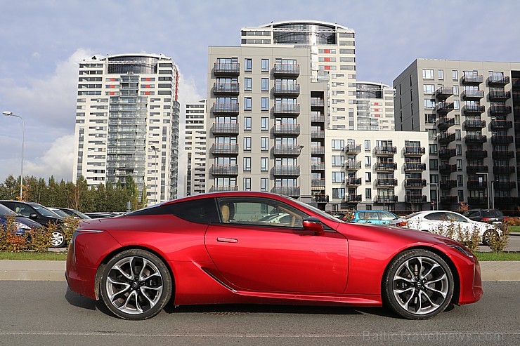 Travelnews.lv apceļo Latvijas zelta rudeni ar sportisko un futūristisko vāģi «Lexus LC 500» 209402