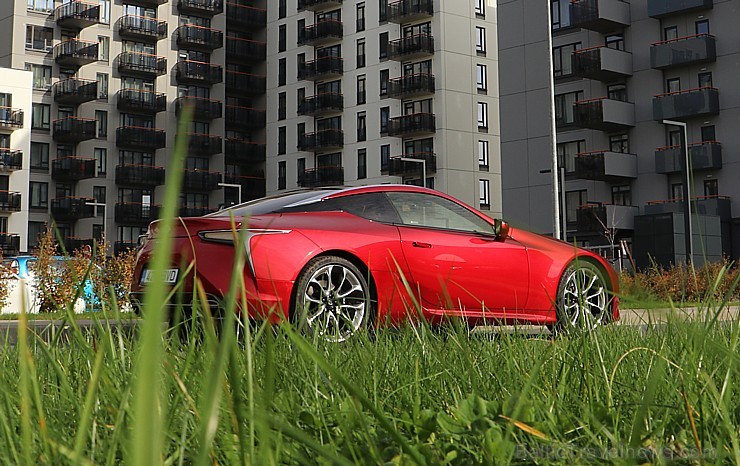Travelnews.lv apceļo Latvijas zelta rudeni ar sportisko un futūristisko vāģi «Lexus LC 500» 209404