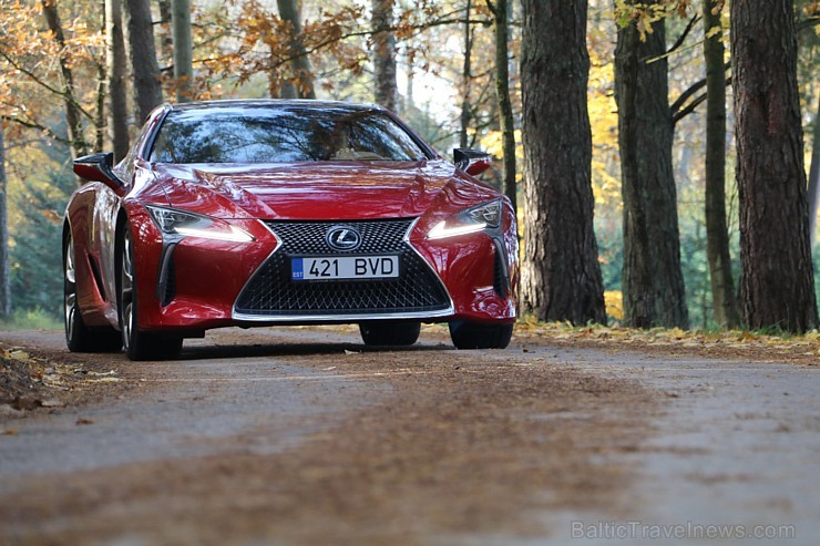 Travelnews.lv apceļo Latvijas zelta rudeni ar sportisko un futūristisko vāģi «Lexus LC 500» 209415