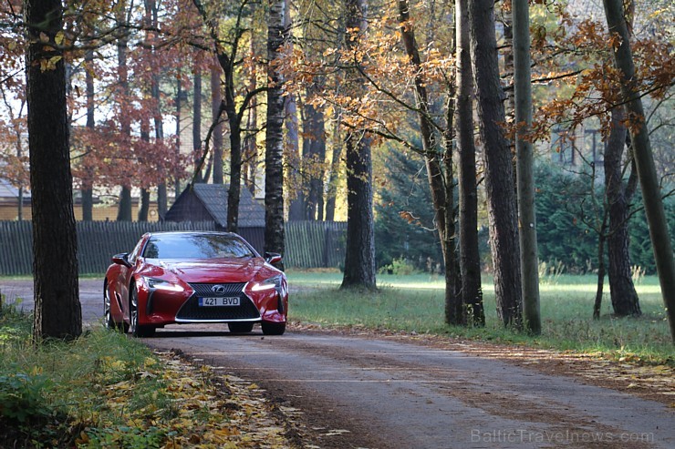 Travelnews.lv apceļo Latvijas zelta rudeni ar sportisko un futūristisko vāģi «Lexus LC 500» 209418
