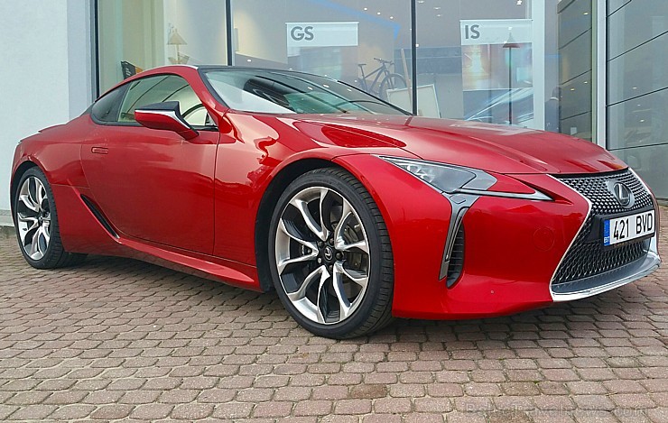 Travelnews.lv apceļo Latvijas zelta rudeni ar sportisko un futūristisko vāģi «Lexus LC 500» 209452