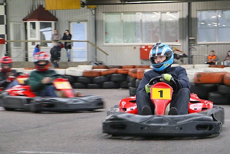 Travelnews.lv jauniešu komanda joņo ar kartingu halles «Ātruma cilts» kartingiem 209458