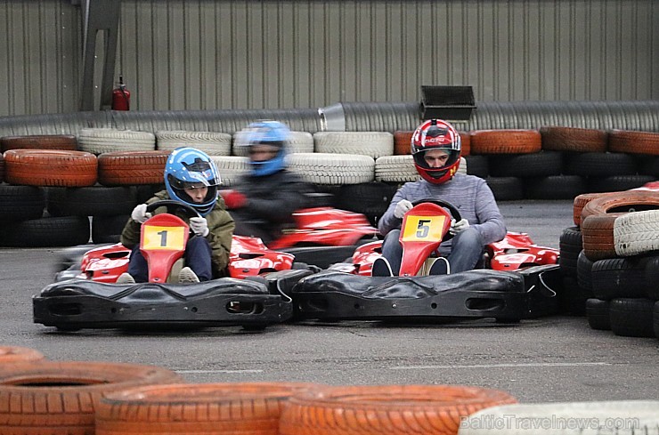 Travelnews.lv jauniešu komanda joņo ar kartingu halles «Ātruma cilts» kartingiem 209469