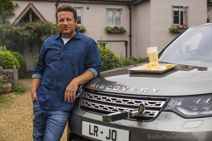 Populārais šefpavārs un TV zvaigzne Džeimijs Olivers jauno «Land Rover Discovery» atzīst par ērtu ēst gatavošanai Populārais šefpavārs un TV zvaigzne Džeimijs Olivers jauno «Land Rover Discovery» atzīst par ērtu ēst gatavošanai 209662