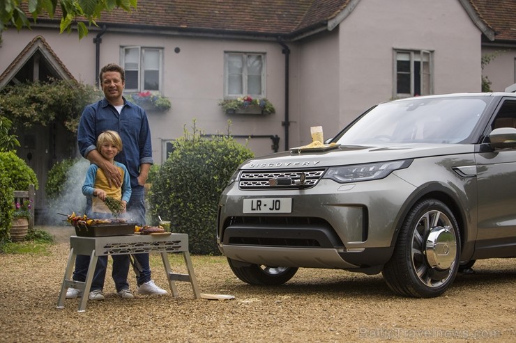 Populārais šefpavārs un TV zvaigzne Džeimijs Olivers jauno «Land Rover Discovery» atzīst par ērtu ēst gatavošanai Populārais šefpavārs un TV zvaigzne Džeimijs Olivers jauno «Land Rover Discovery» atzīst par ērtu ēst gatavošanai 209663
