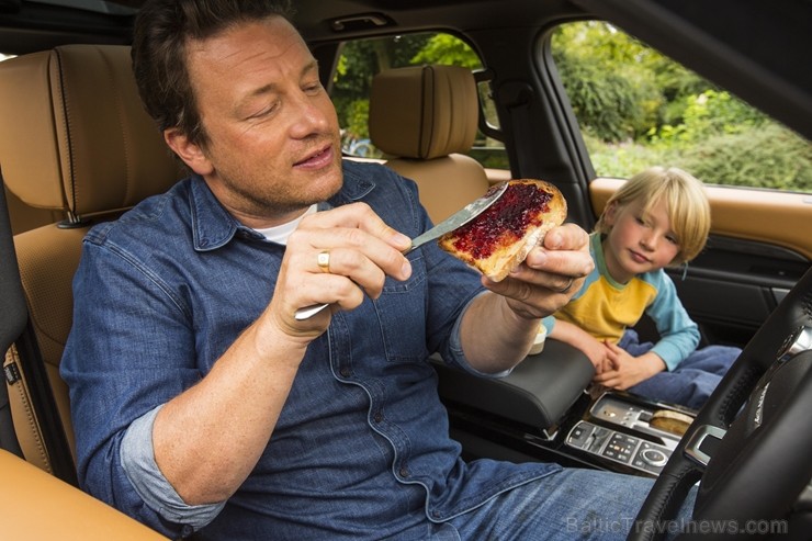 Populārais šefpavārs un TV zvaigzne Džeimijs Olivers jauno «Land Rover Discovery» atzīst par ērtu ēst gatavošanai Populārais šefpavārs un TV zvaigzne Džeimijs Olivers jauno «Land Rover Discovery» atzīst par ērtu ēst gatavošanai 209664