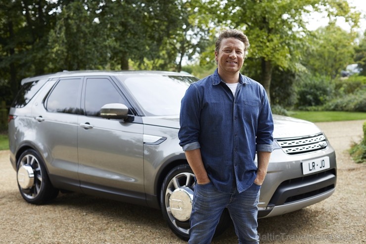 Populārais šefpavārs un TV zvaigzne Džeimijs Olivers jauno «Land Rover Discovery» atzīst par ērtu ēst gatavošanai Populārais šefpavārs un TV zvaigzne Džeimijs Olivers jauno «Land Rover Discovery» atzīst par ērtu ēst gatavošanai 209666