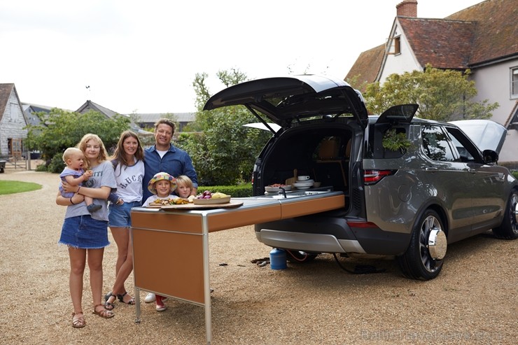 Populārais šefpavārs un TV zvaigzne Džeimijs Olivers jauno «Land Rover Discovery» atzīst par ērtu ēst gatavošanai Populārais šefpavārs un TV zvaigzne Džeimijs Olivers jauno «Land Rover Discovery» atzīst par ērtu ēst gatavošanai 209668
