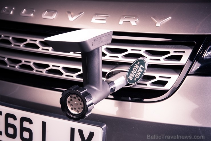 Populārais šefpavārs un TV zvaigzne Džeimijs Olivers jauno «Land Rover Discovery» atzīst par ērtu ēst gatavošanai 209672
