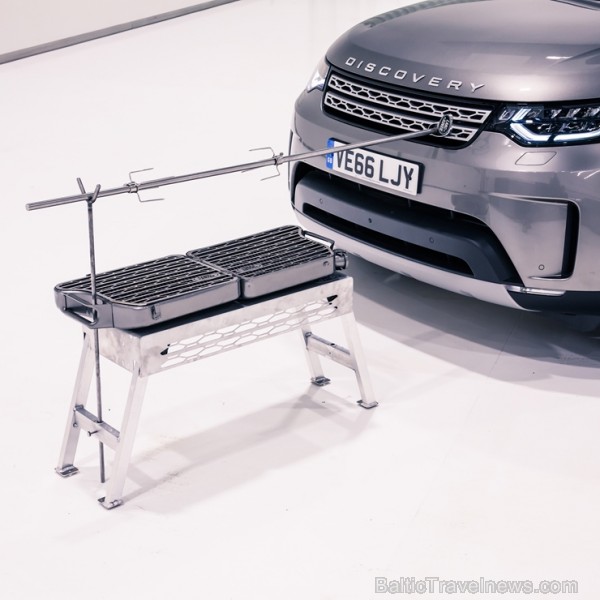 Populārais šefpavārs un TV zvaigzne Džeimijs Olivers jauno «Land Rover Discovery» atzīst par ērtu ēst gatavošanai Populārais šefpavārs un TV zvaigzne Džeimijs Olivers jauno «Land Rover Discovery» atzīst par ērtu ēst gatavošanai 209674