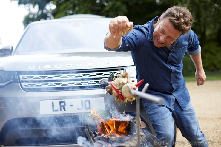 Populārais šefpavārs un TV zvaigzne Džeimijs Olivers jauno «Land Rover Discovery» atzīst par ērtu ēst gatavošanai Populārais šefpavārs un TV zvaigzne Džeimijs Olivers jauno «Land Rover Discovery» atzīst par ērtu ēst gatavošanai 209675