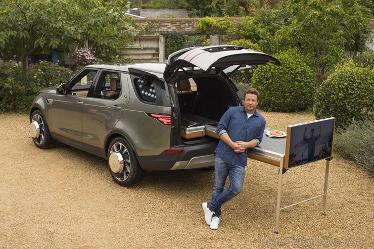 Populārais šefpavārs un TV zvaigzne Džeimijs Olivers jauno «Land Rover Discovery» atzīst par ērtu ēst gatavošanai Populārais šefpavārs un TV zvaigzne Džeimijs Olivers jauno «Land Rover Discovery» atzīst par ērtu ēst gatavošanai 209681