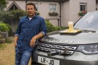 Populārais šefpavārs un TV zvaigzne Džeimijs Olivers jauno «Land Rover Discovery» atzīst par ērtu ēst gatavošanai