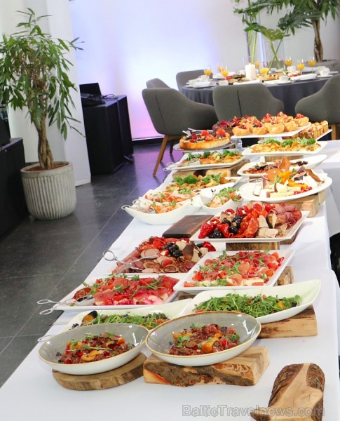 «Restaurant Service» (restorāni - «Bibliotēka Nr.1» un «Kolonāde. Mūsu stāsti») apliecina viesiem pilna servisa banketu rīkošanas mākslu visaugstākajā «Restaurant Service» (restorāni - «Bibliotēka Nr.1» un «Kolonāde. Mūsu stāsti») apliecina viesiem pilna servisa banketu rīkošanas mākslu visaugstākajā 210062