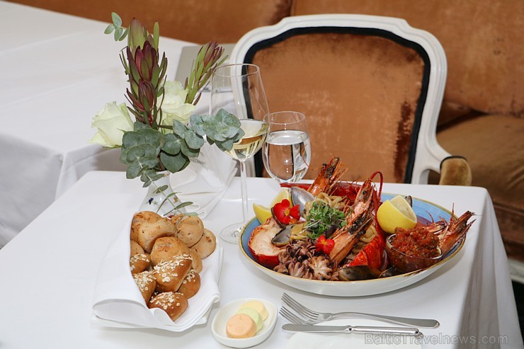 Vecrigas 5 zvaigžņu viesnīcas «Grand Palace Hotel» šefpavārs Roberts Slaidiņš ieskicē jauno ēdienkarti Vecrigas 5 zvaigžņu viesnīcas «Grand Palace Hotel» šefpavārs Roberts Slaidiņš ieskicē jauno ēdienkarti 210257