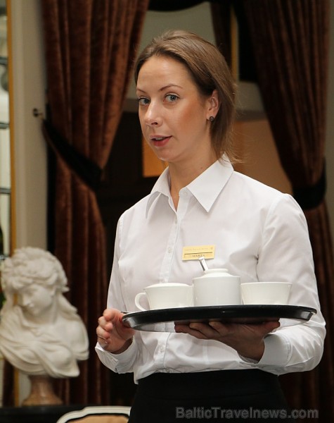 Vecrigas 5 zvaigžņu viesnīcas «Grand Palace Hotel» šefpavārs Roberts Slaidiņš ieskicē jauno ēdienkarti Vecrigas 5 zvaigžņu viesnīcas «Grand Palace Hotel» šefpavārs Roberts Slaidiņš ieskicē jauno ēdienkarti 210259