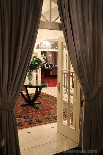 Vecrigas 5 zvaigžņu viesnīcas «Grand Palace Hotel» šefpavārs Roberts Slaidiņš ieskicē jauno ēdienkarti Vecrigas 5 zvaigžņu viesnīcas «Grand Palace Hotel» šefpavārs Roberts Slaidiņš ieskicē jauno ēdienkarti 210274