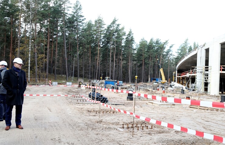 Virs Mežaparka Lielās estrādes pacelts spāru vainags 210319