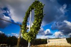 Virs Mežaparka Lielās estrādes pacelts spāru vainags