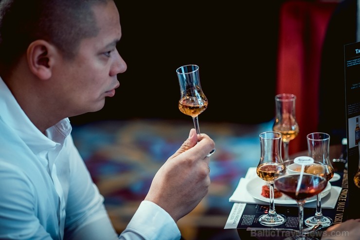Latvijas slavenības kopā ar viskija ekspertu bauda dzērienus jaunās viesnīcas «Grand Hotel Kempinski» bārā Latvijas slavenības kopā ar viskija ekspertu bauda dzērienus jaunās viesnīcas «Grand Hotel Kempinski» bārā 210391