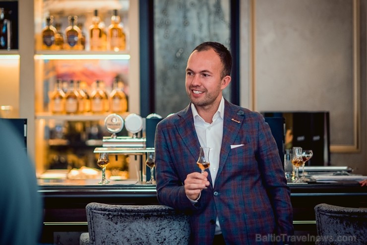 Latvijas slavenības kopā ar viskija ekspertu bauda dzērienus jaunās viesnīcas «Grand Hotel Kempinski» bārā Latvijas slavenības kopā ar viskija ekspertu bauda dzērienus jaunās viesnīcas «Grand Hotel Kempinski» bārā 210392