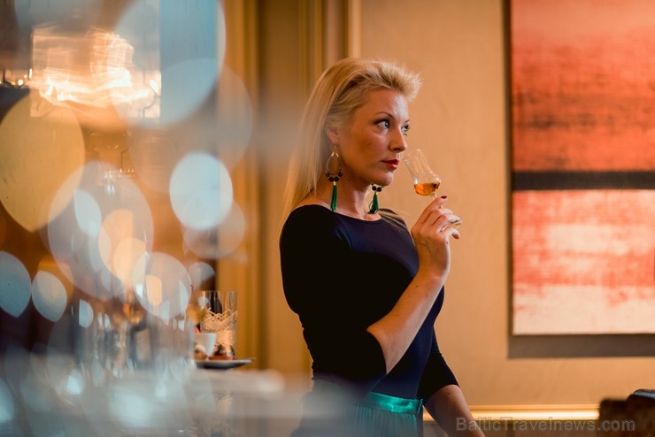 Latvijas slavenības kopā ar viskija ekspertu bauda dzērienus jaunās viesnīcas «Grand Hotel Kempinski» bārā Latvijas slavenības kopā ar viskija ekspertu bauda dzērienus jaunās viesnīcas «Grand Hotel Kempinski» bārā 210393