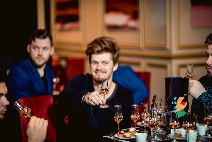 Latvijas slavenības kopā ar viskija ekspertu bauda dzērienus jaunās viesnīcas «Grand Hotel Kempinski» bārā Latvijas slavenības kopā ar viskija ekspertu bauda dzērienus jaunās viesnīcas «Grand Hotel Kempinski» bārā 210395