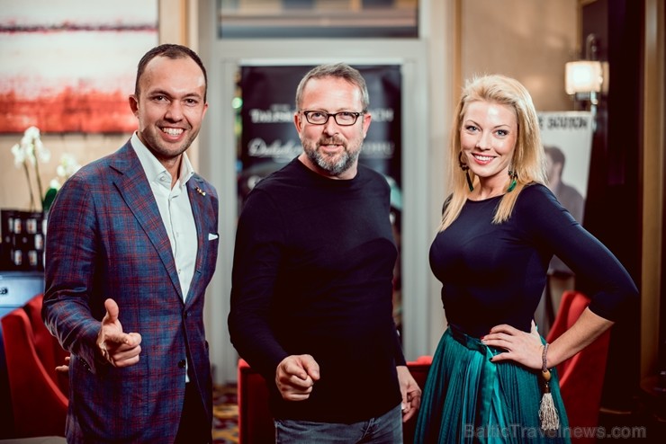 Latvijas slavenības kopā ar viskija ekspertu bauda dzērienus jaunās viesnīcas «Grand Hotel Kempinski» bārā Latvijas slavenības kopā ar viskija ekspertu bauda dzērienus jaunās viesnīcas «Grand Hotel Kempinski» bārā 210396