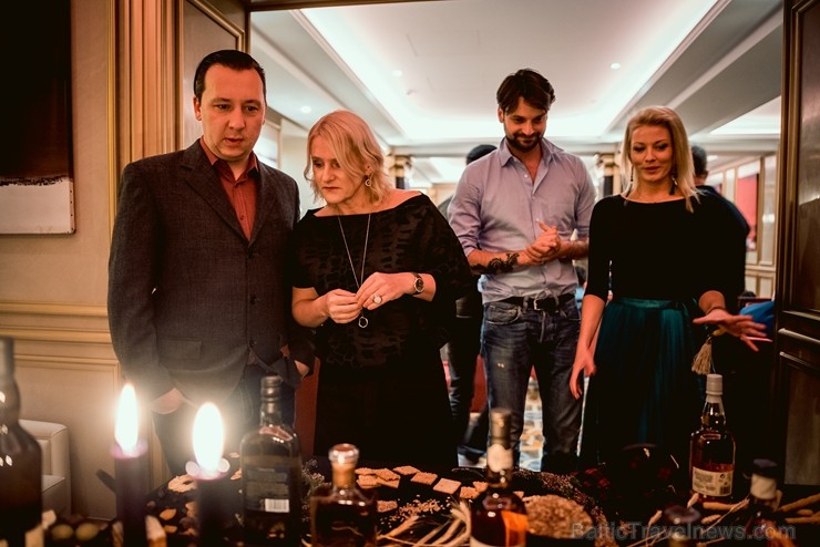 Latvijas slavenības kopā ar viskija ekspertu bauda dzērienus jaunās viesnīcas «Grand Hotel Kempinski» bārā Latvijas slavenības kopā ar viskija ekspertu bauda dzērienus jaunās viesnīcas «Grand Hotel Kempinski» bārā 210397