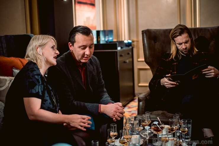 Latvijas slavenības kopā ar viskija ekspertu bauda dzērienus jaunās viesnīcas «Grand Hotel Kempinski» bārā Latvijas slavenības kopā ar viskija ekspertu bauda dzērienus jaunās viesnīcas «Grand Hotel Kempinski» bārā 210400